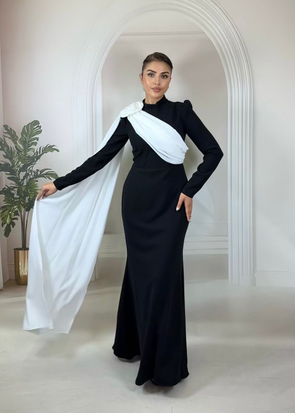 Omuzdan Gül Detaylı ve Beyaz Siyah Abiye