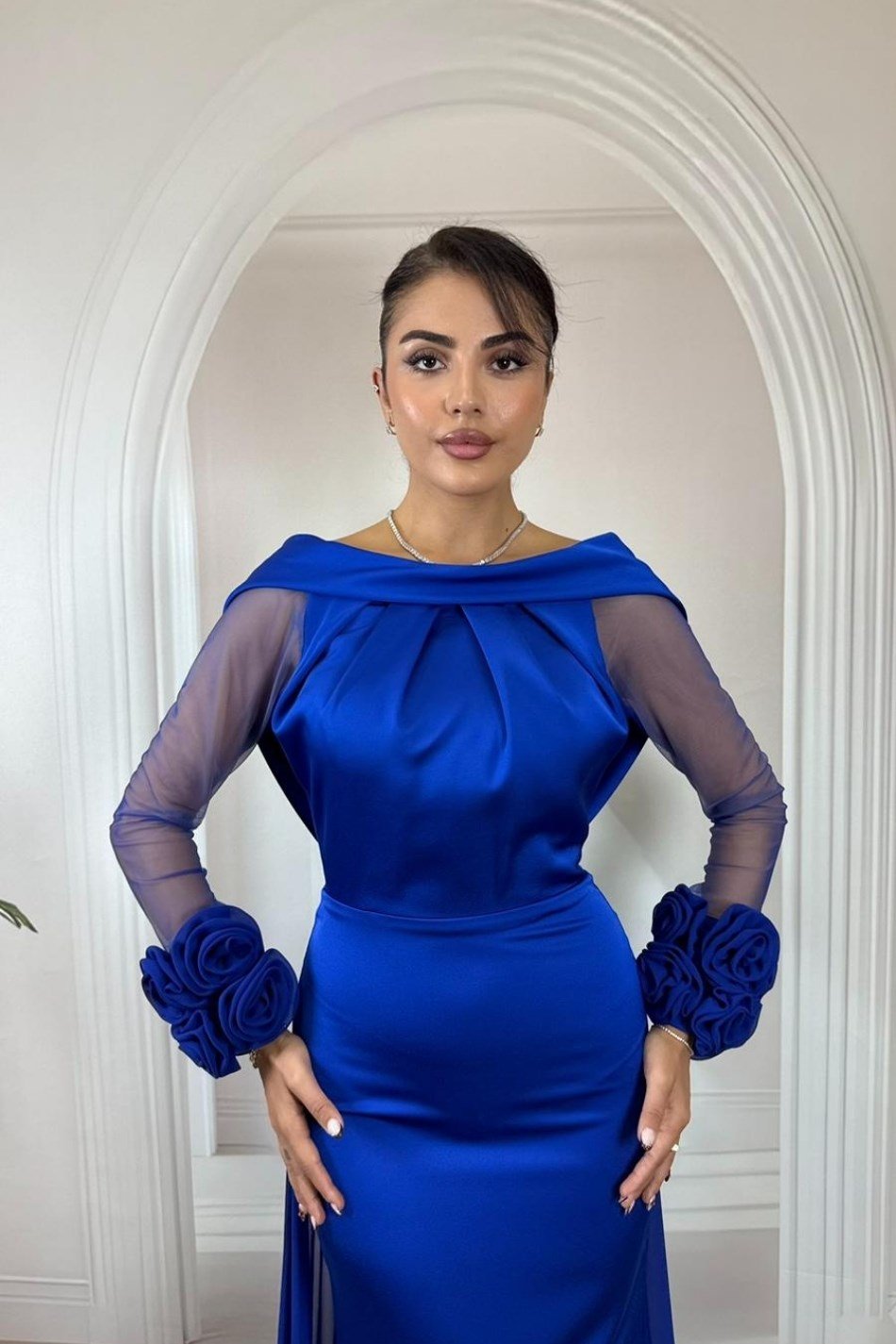 Saks Beyaz Şifon Pelerinli ve Gül Detaylı Balık Abiye