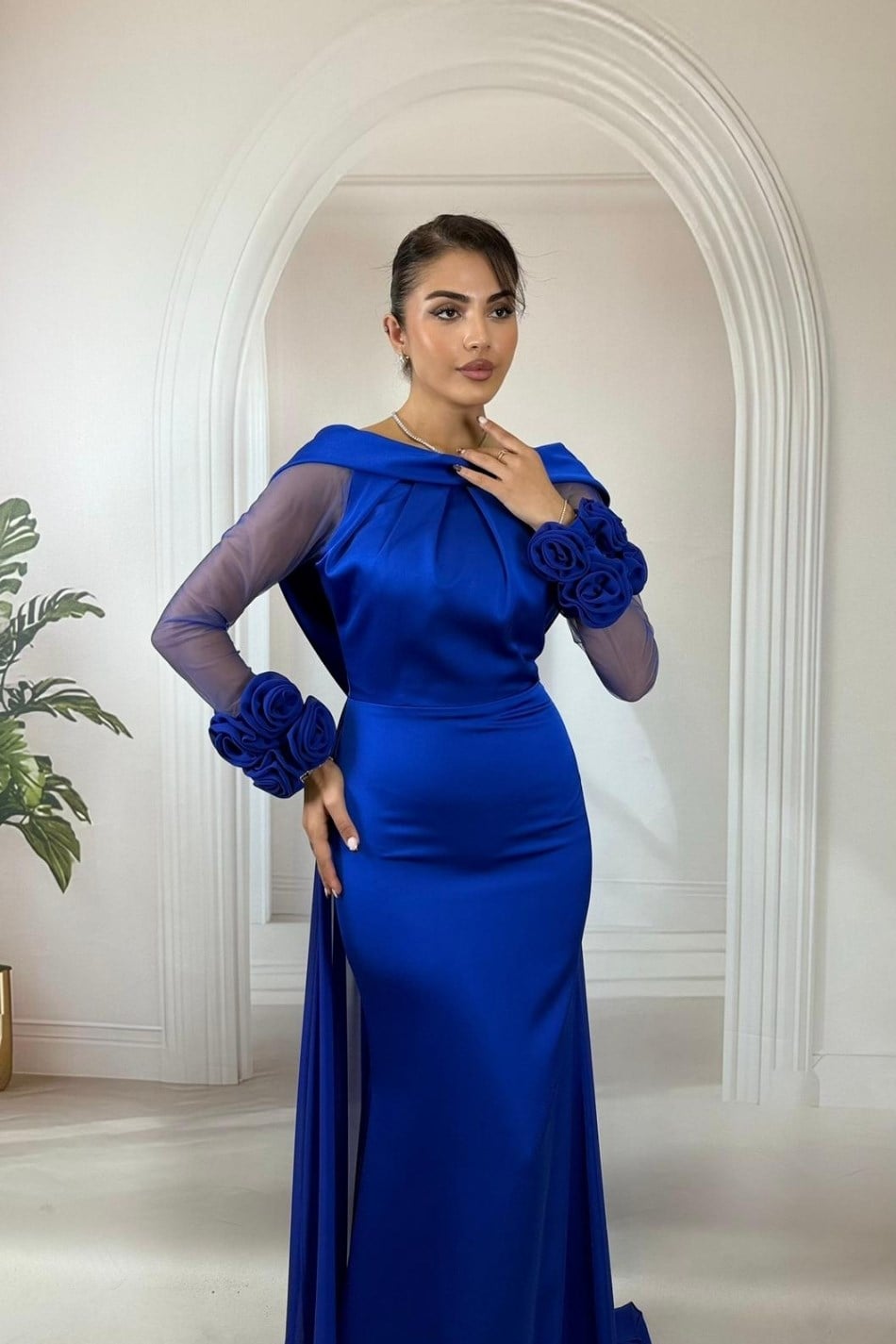 Saks Beyaz Şifon Pelerinli ve Gül Detaylı Balık Abiye