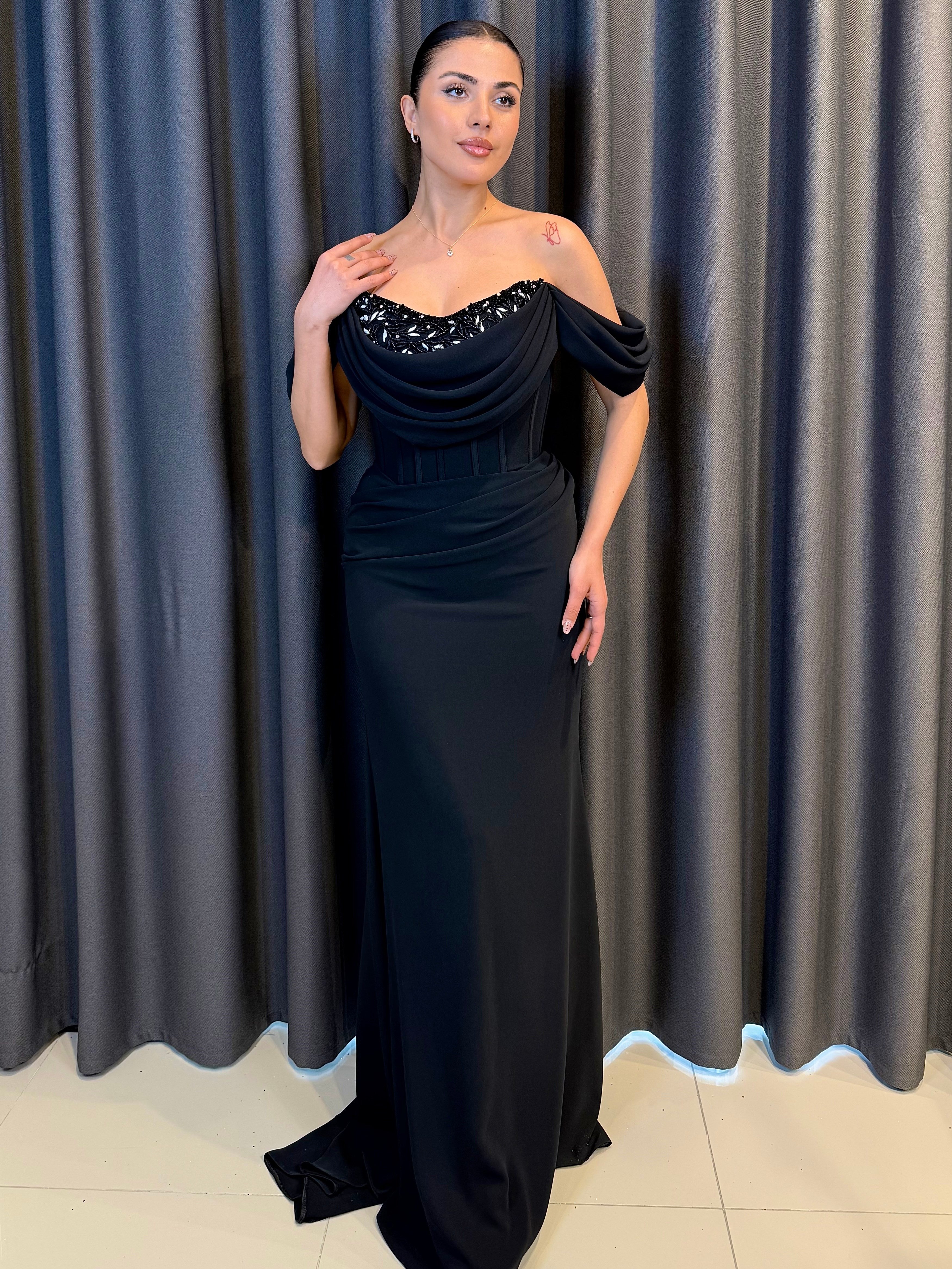 Siyah Düşük Omuz Drape Detaylı Nakış İşlemeli Abiye Elbise