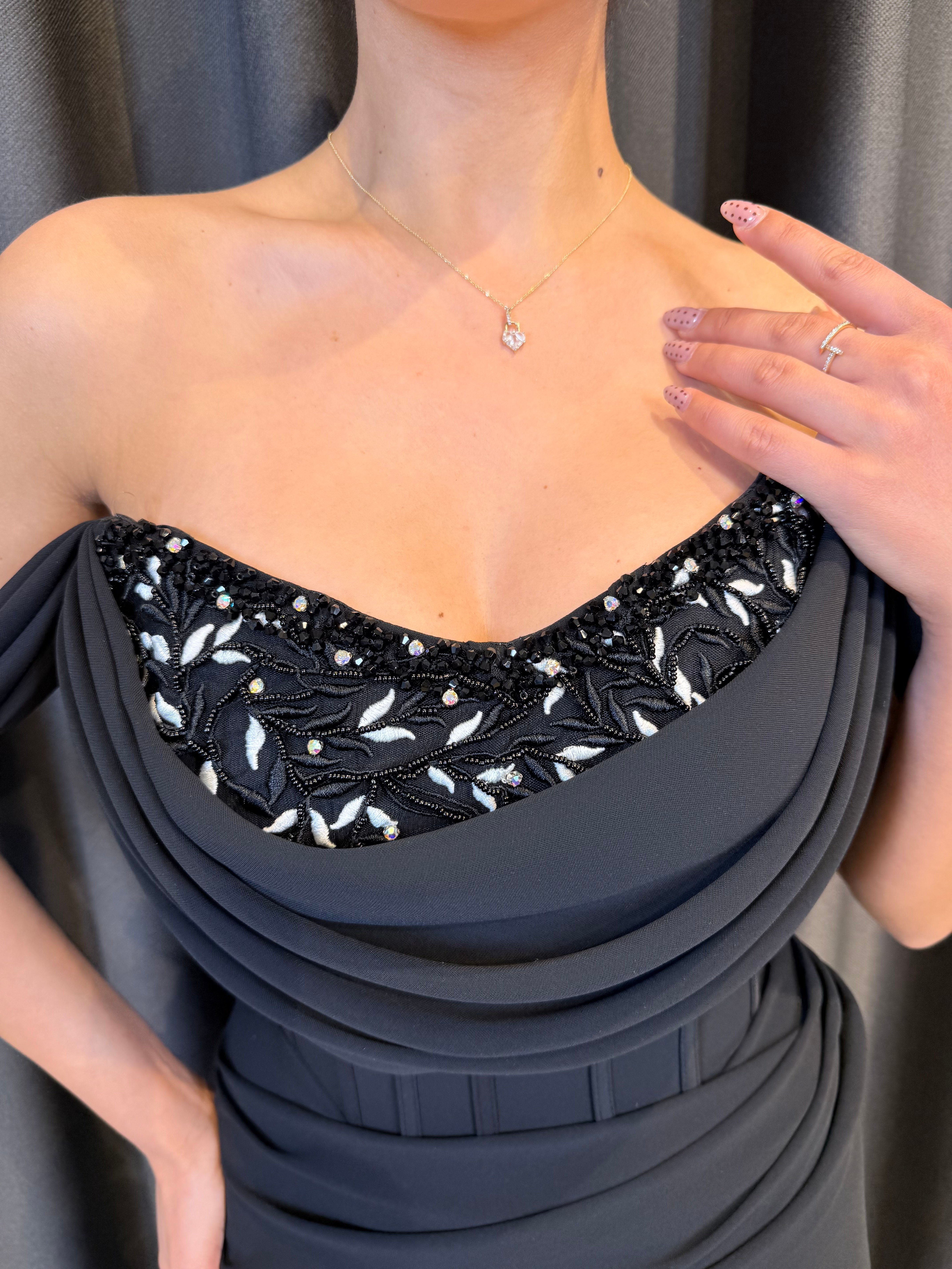 Siyah Düşük Omuz Drape Detaylı Nakış İşlemeli Abiye Elbise