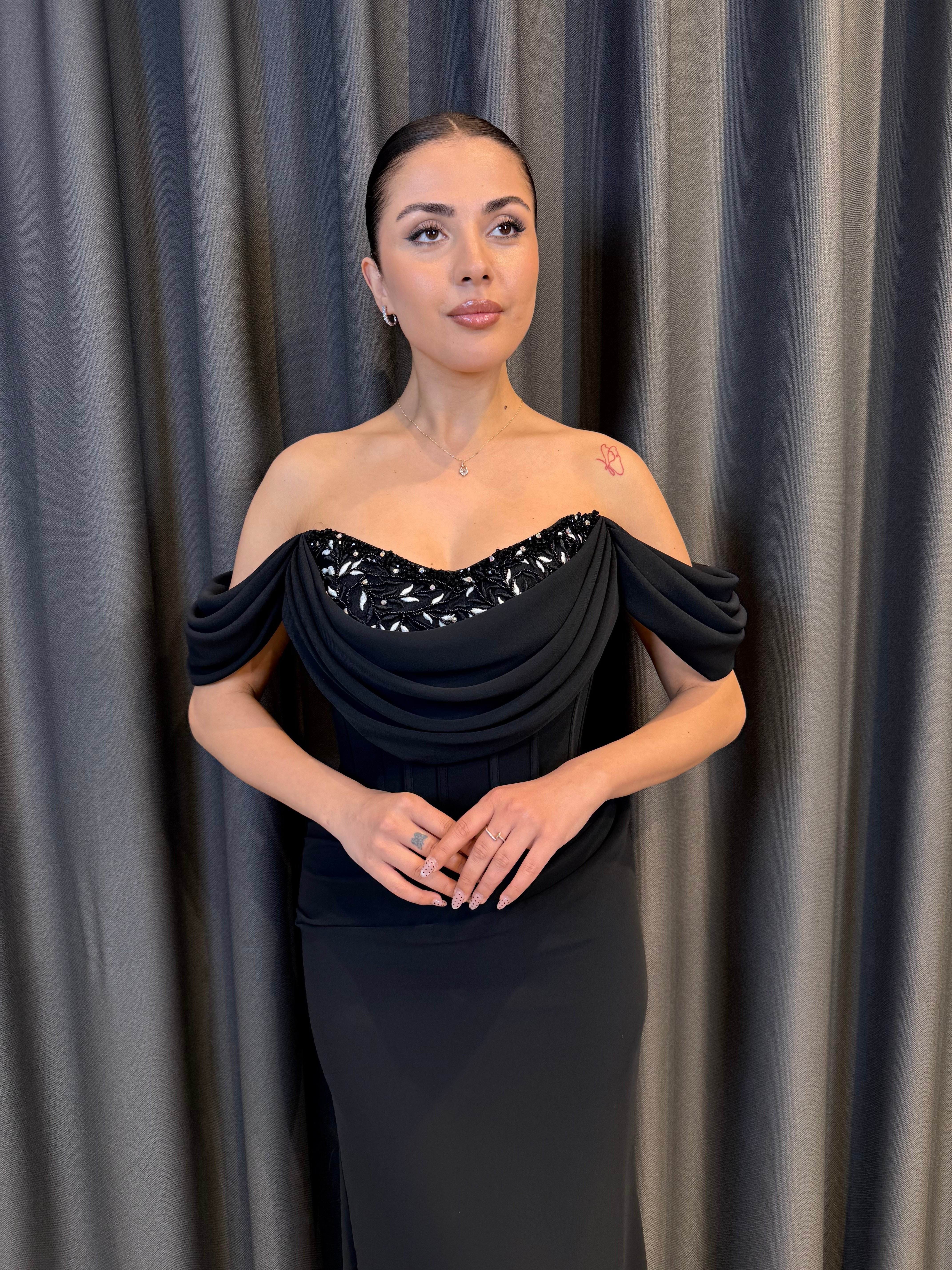 Siyah Düşük Omuz Drape Detaylı Nakış İşlemeli Abiye Elbise