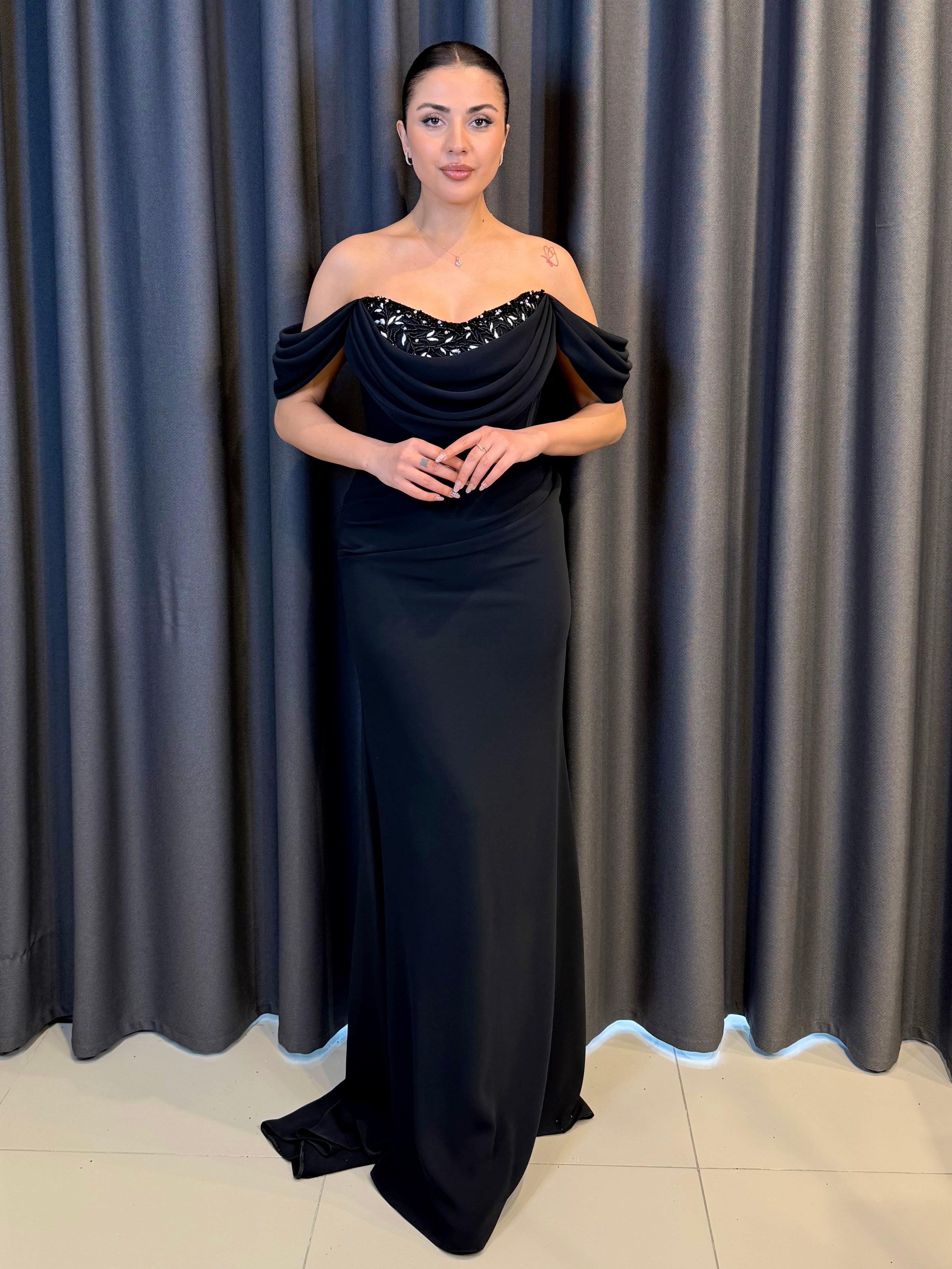 Siyah Düşük Omuz Drape Detaylı Nakış İşlemeli Abiye Elbise