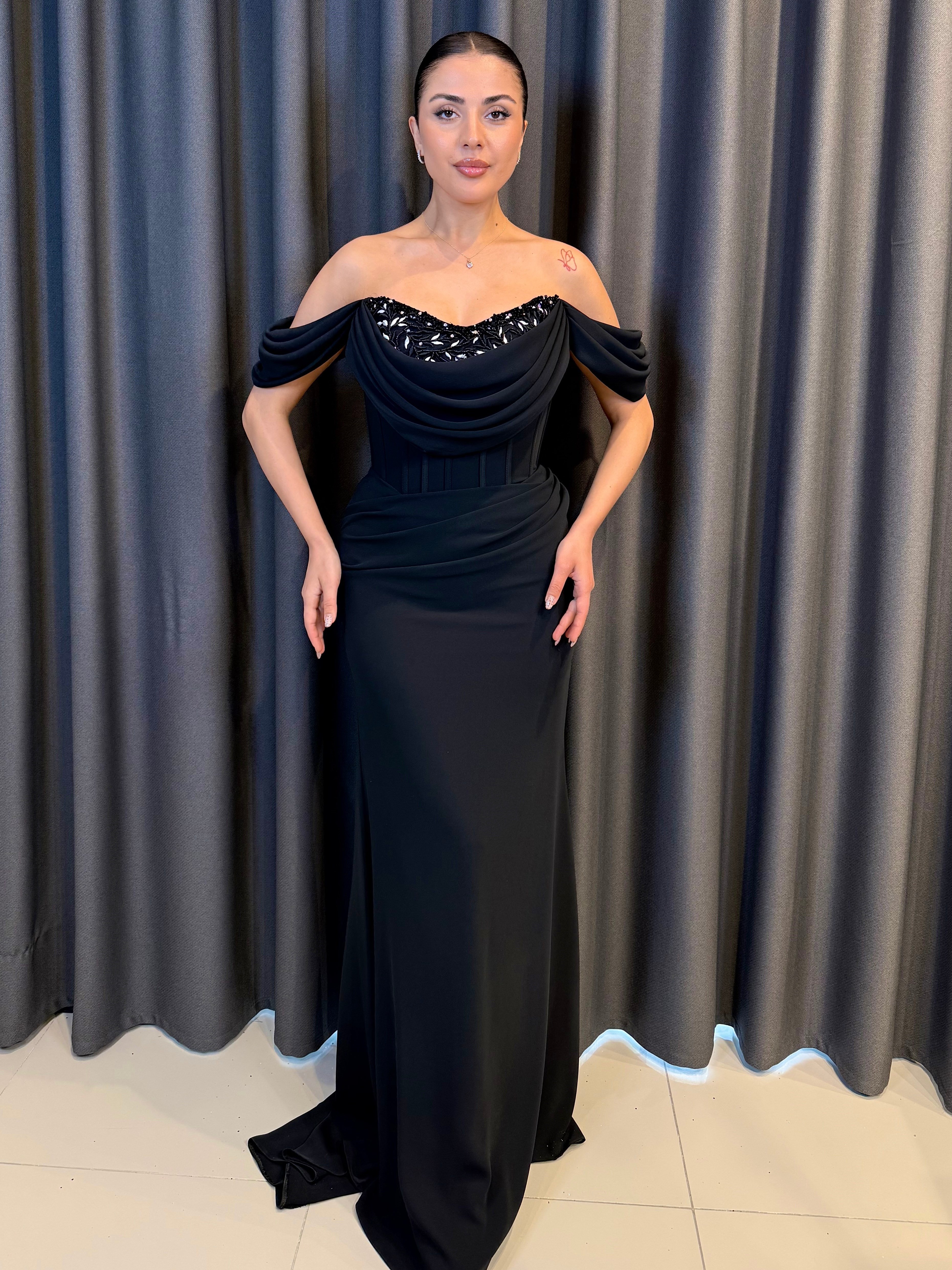 Siyah Düşük Omuz Drape Detaylı Nakış İşlemeli Abiye Elbise