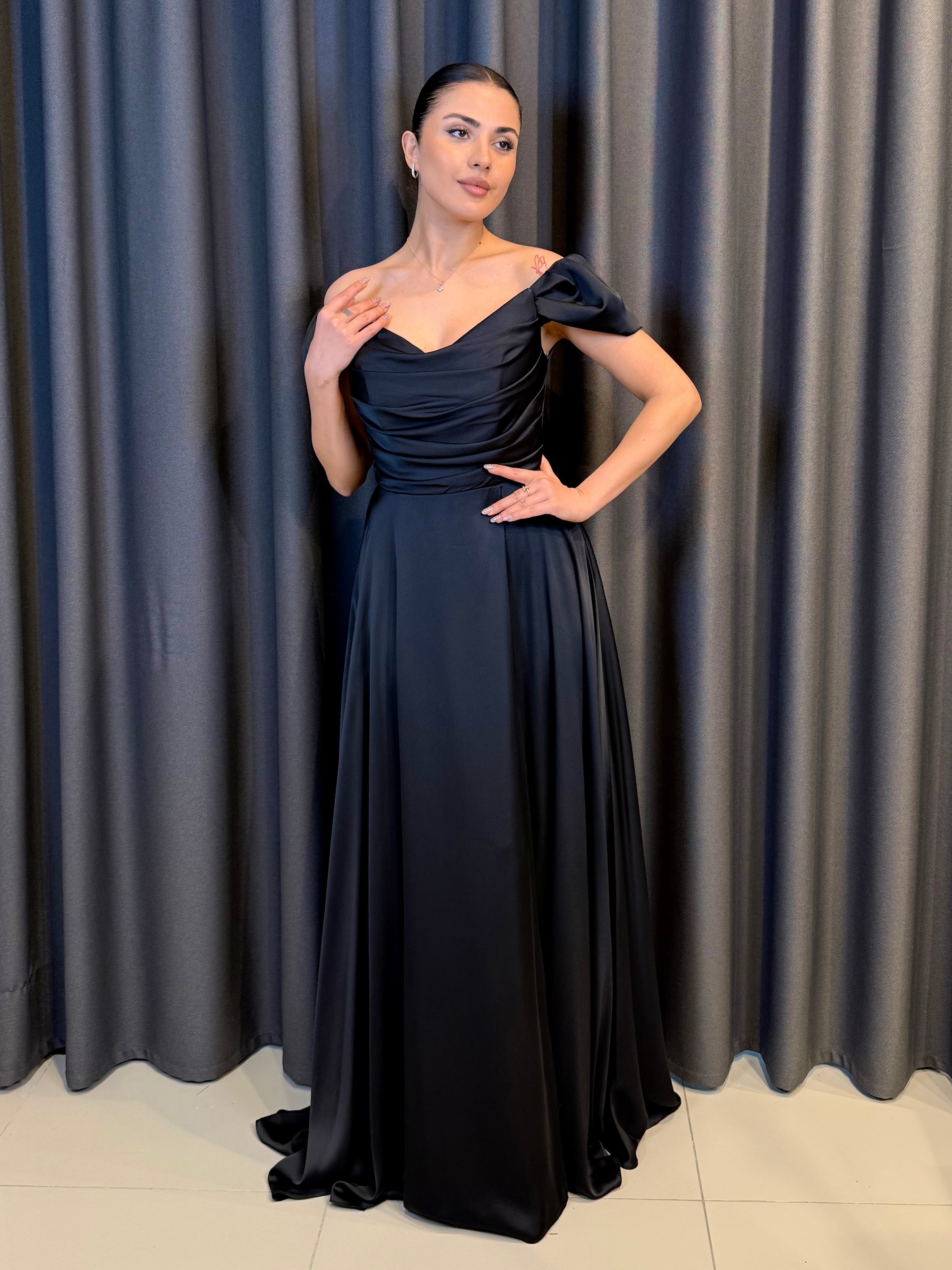 Siyah Saten Düşük Omuz Drape Detaylı Uzun Abiye Elbise
