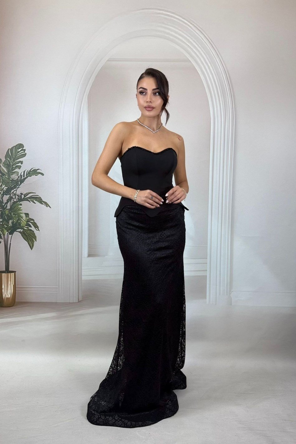 Siyah Straplez Peplum Detaylı Dantel Balık Gece Elbisesi