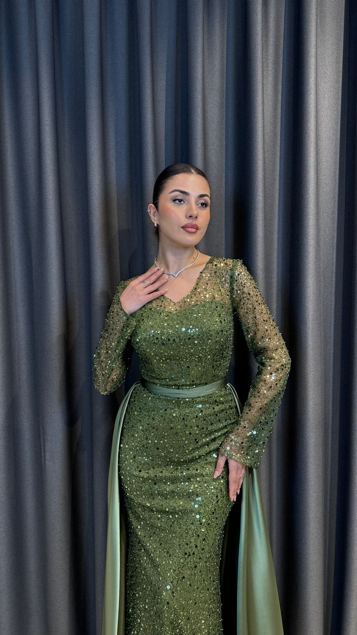 V Yaka Uzun Kollu Payetli Haki Kuyruklu Saten Abiye