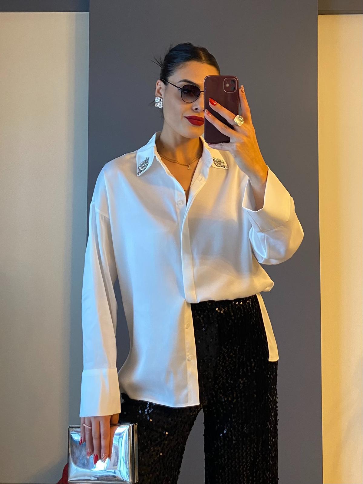 BEYAZ YAKA TAŞ DETAYLI BLUZ