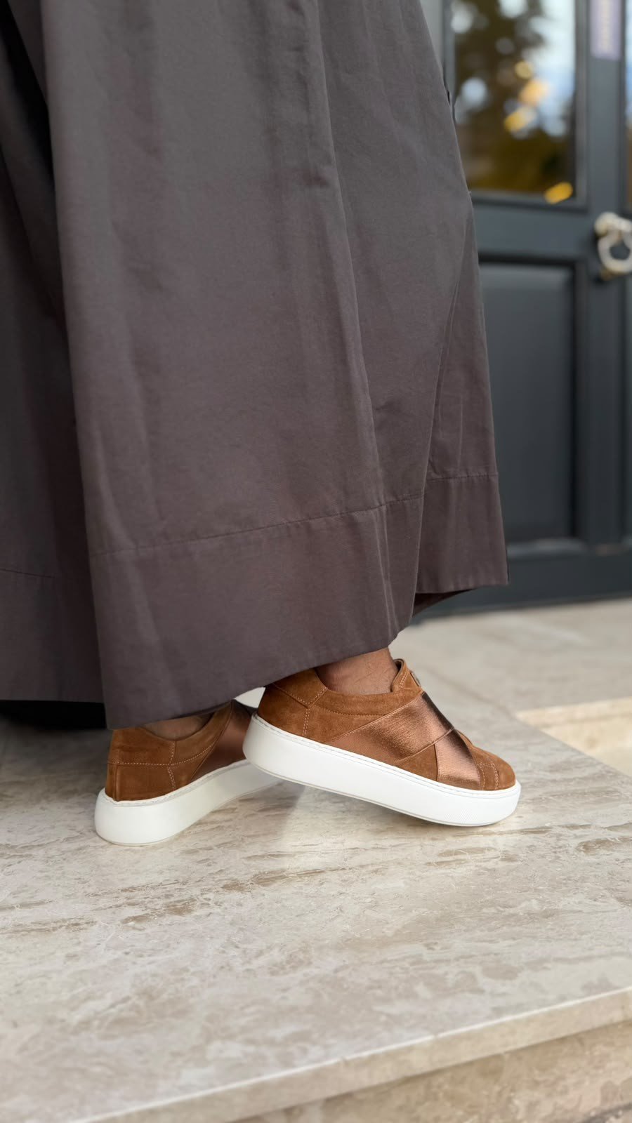 Düz Taban Çapraz Bantlı %100 Hakiki Deri Kadın Sneakers Taba