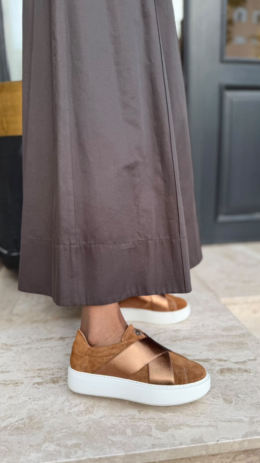 Düz Taban Çapraz Bantlı %100 Hakiki Deri Kadın Sneakers Taba