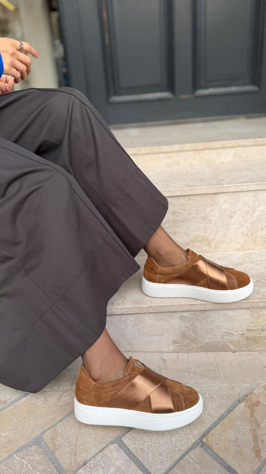 Düz Taban Çapraz Bantlı %100 Hakiki Deri Kadın Sneakers Taba