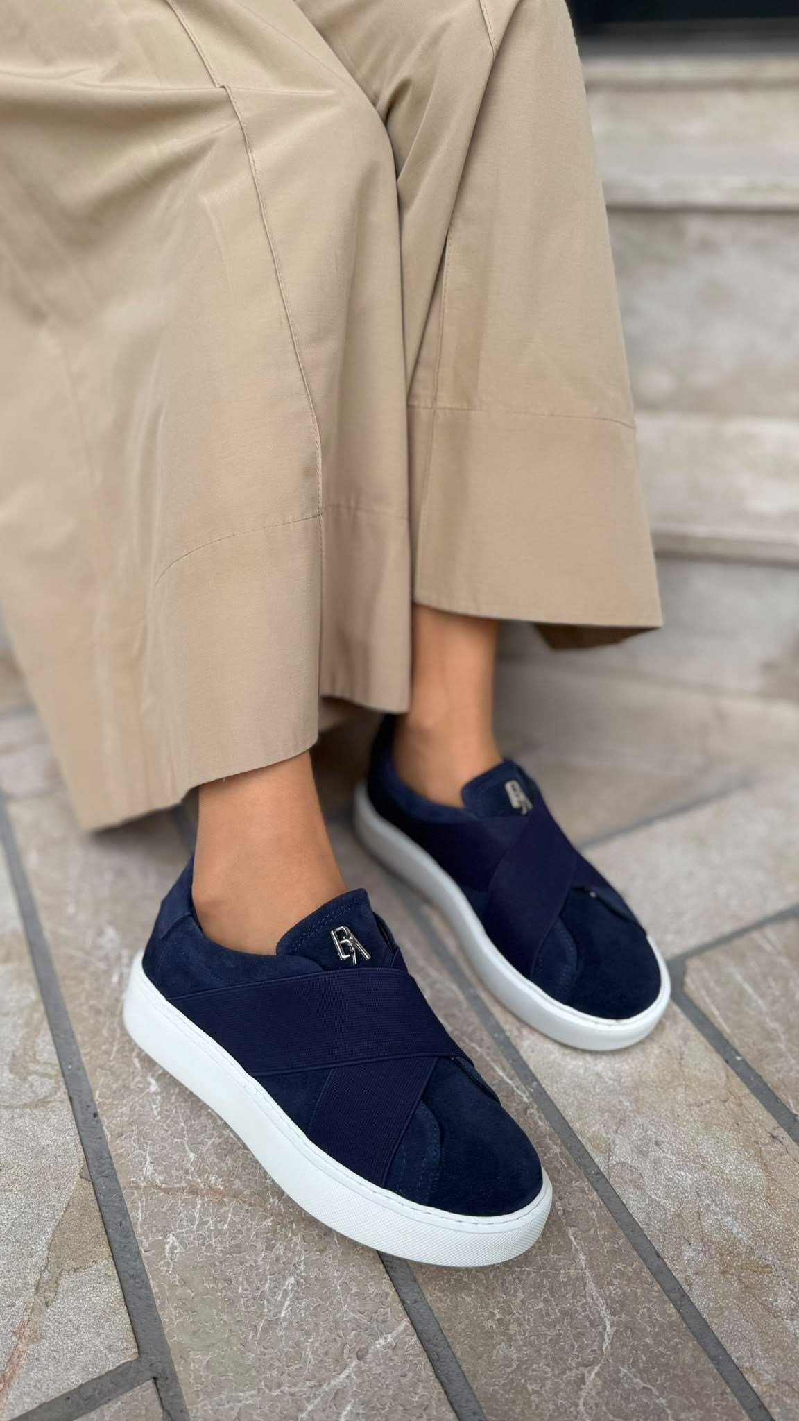 Düz Taban Çapraz Bantlı %100 Hakiki Deri Kadın Sneakers Lacivert