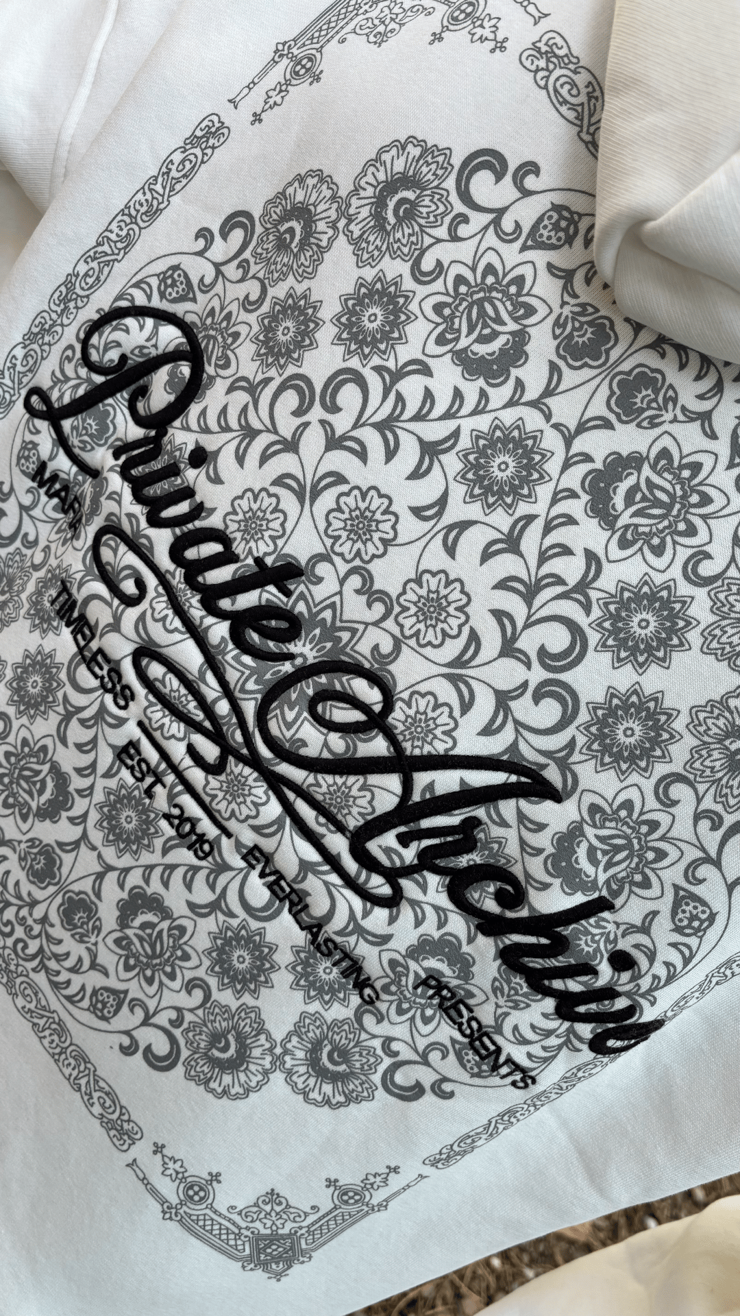 'Monochrome Memory' Beyaz Oversize Sweatshirt