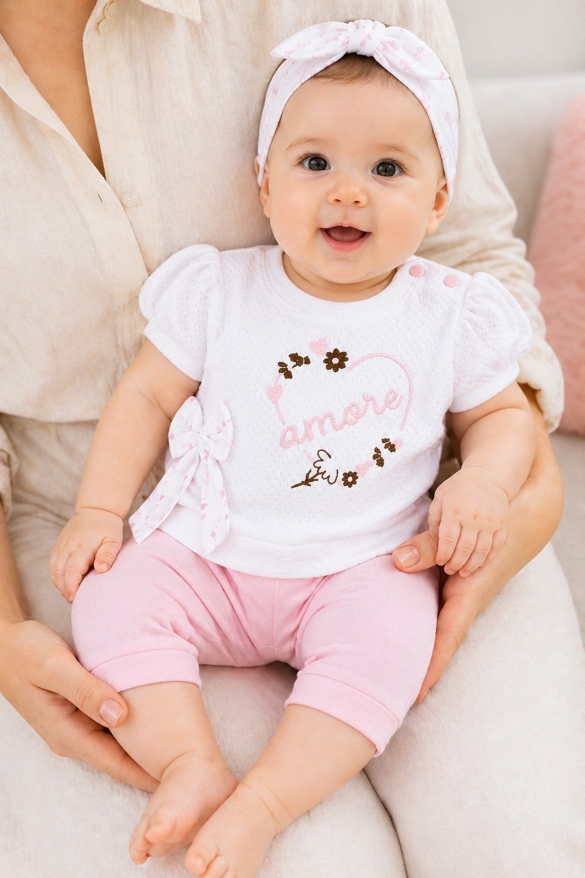 Kız Bebek 3'lü Takım Amore(italyanca AŞK) Nakışlı Fiyonk Detaylı Tişört+Kapri Şort+Bandana 0-3-6-9 Aylık %100pamuk