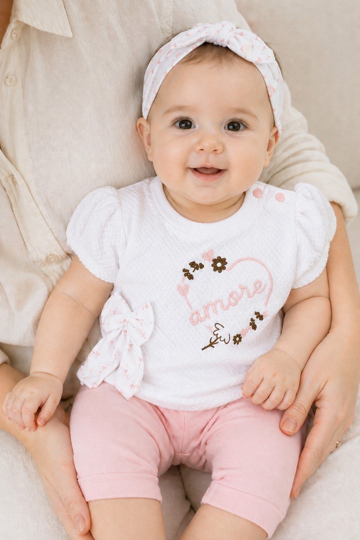 Kız Bebek 3'lü Takım Amore(italyanca AŞK) Nakışlı Fiyonk Detaylı Tişört+Kapri Şort+Bandana 0-3-6-9 Aylık %100pamuk