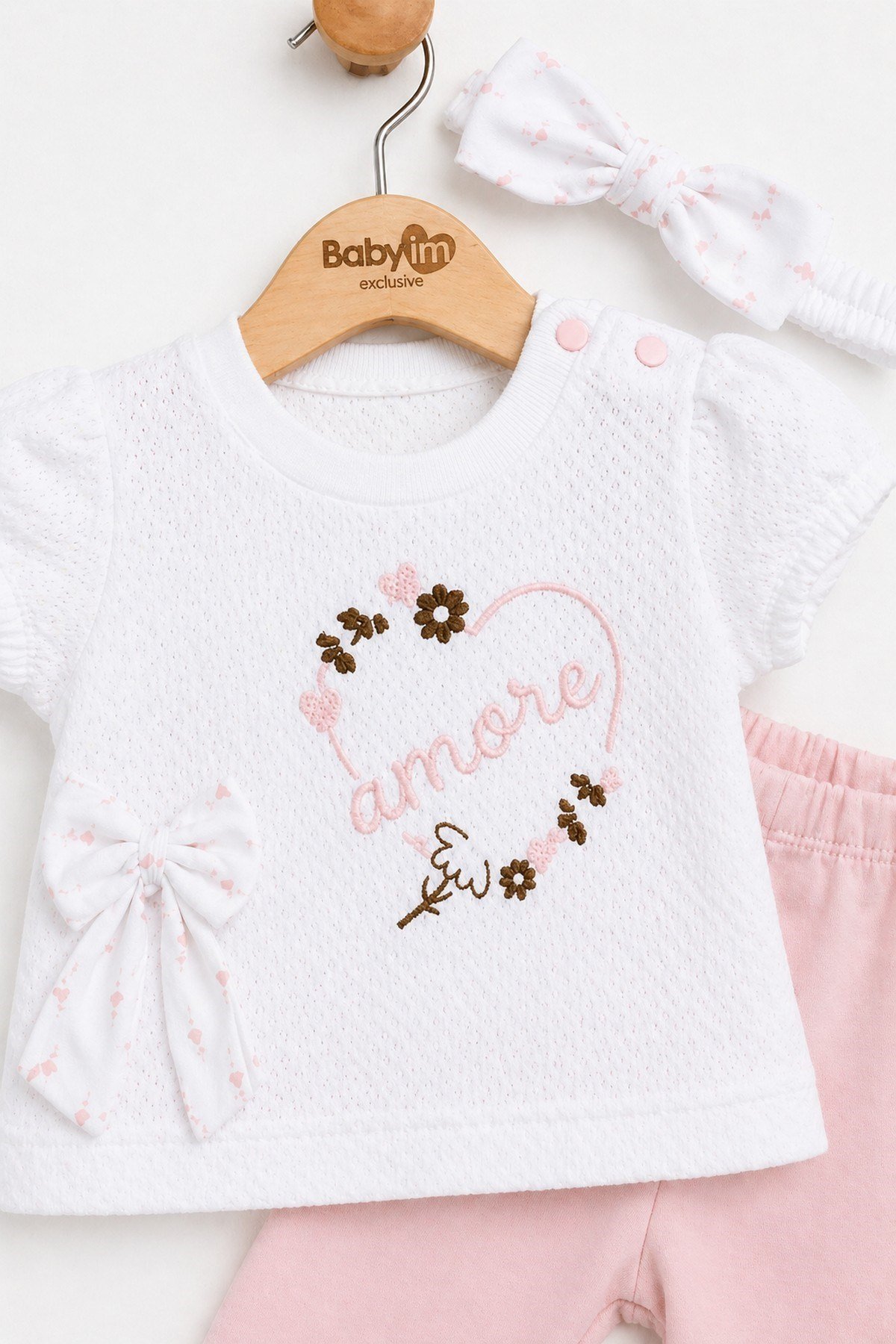 Kız Bebek 3'lü Takım Amore(italyanca AŞK) Nakışlı Fiyonk Detaylı Tişört+Kapri Şort+Bandana 0-3-6-9 Aylık %100pamuk