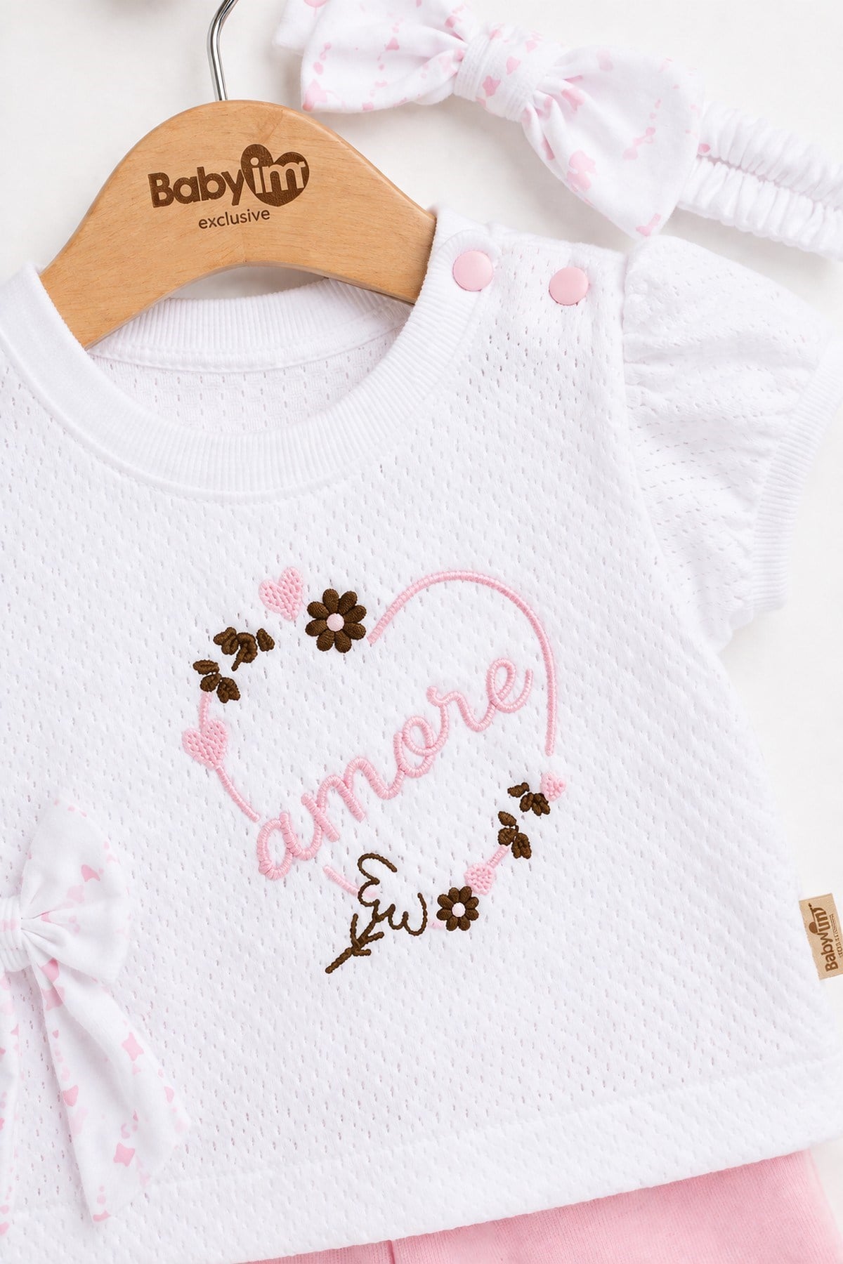 Kız Bebek 3'lü Takım Amore(italyanca AŞK) Nakışlı Fiyonk Detaylı Tişört+Kapri Şort+Bandana 0-3-6-9 Aylık %100pamuk