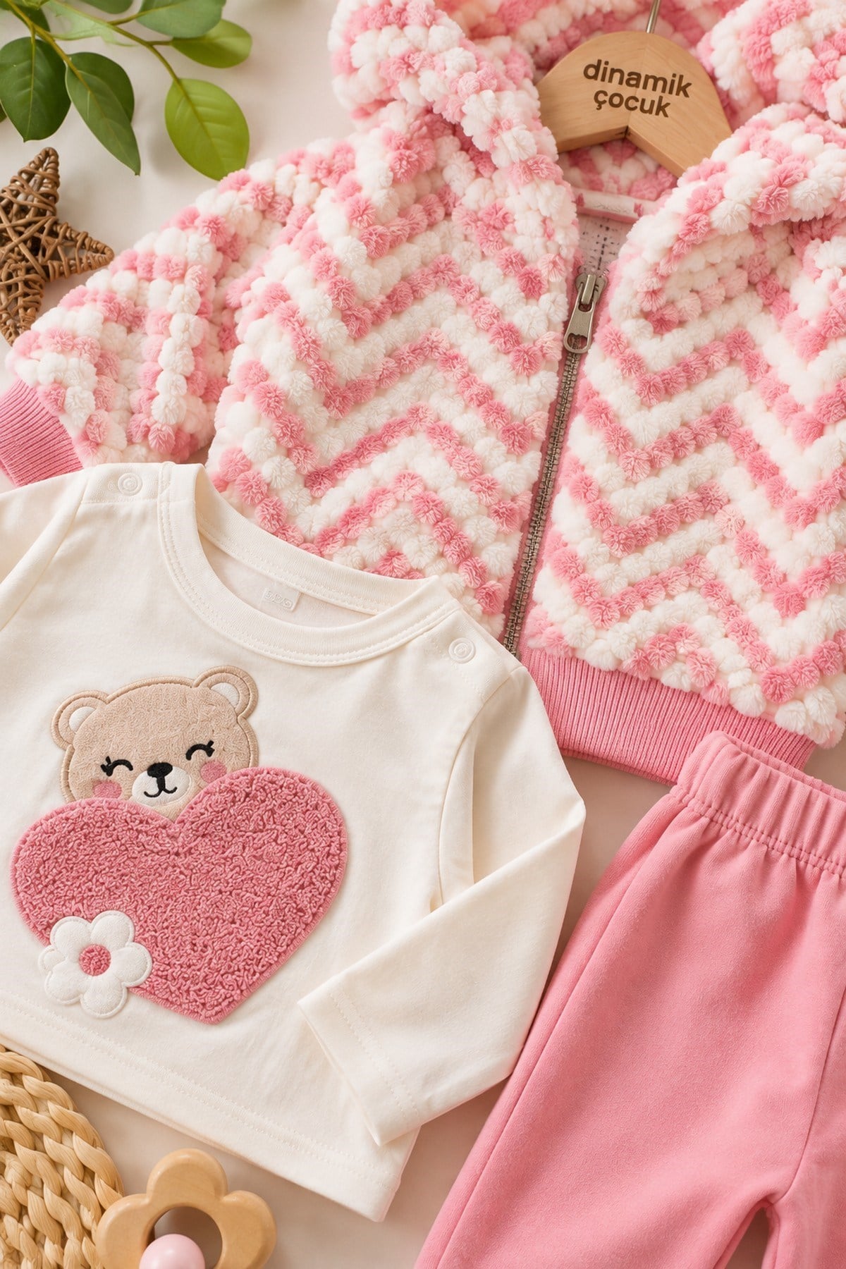 Kız Bebek Ayıcık Kalp Nakışlı Üst Peluş Kapüşonlu Zikzak Desenli Hırka ve Eşofman Altı 3'lü Takım 3-6-9-12-18aylık