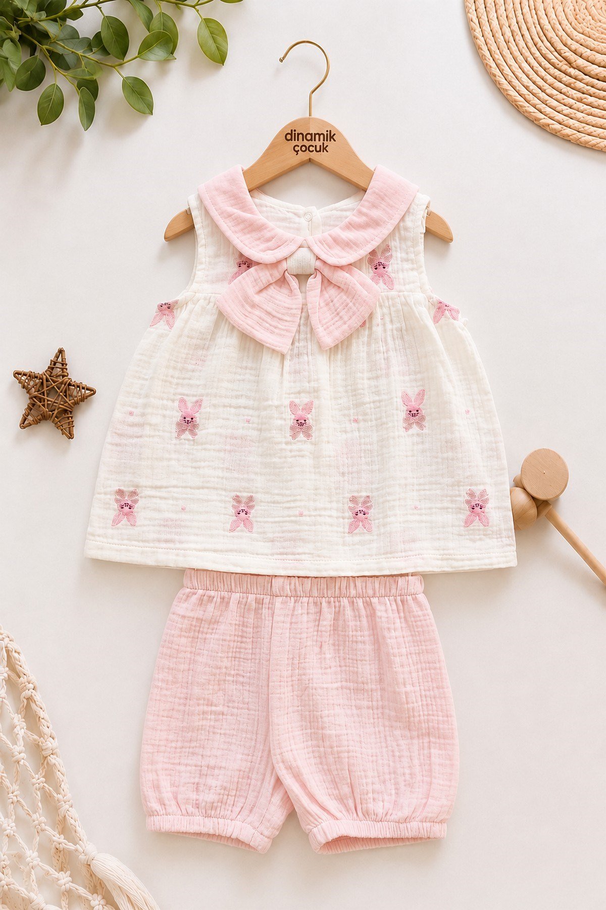 Kız Bebek Yazlık Müslin Takım Fiyonklu Tavşan Desenli Bebe Yaka Kolsuz 2li Alt Üst 3-6-9-12-18-24ay