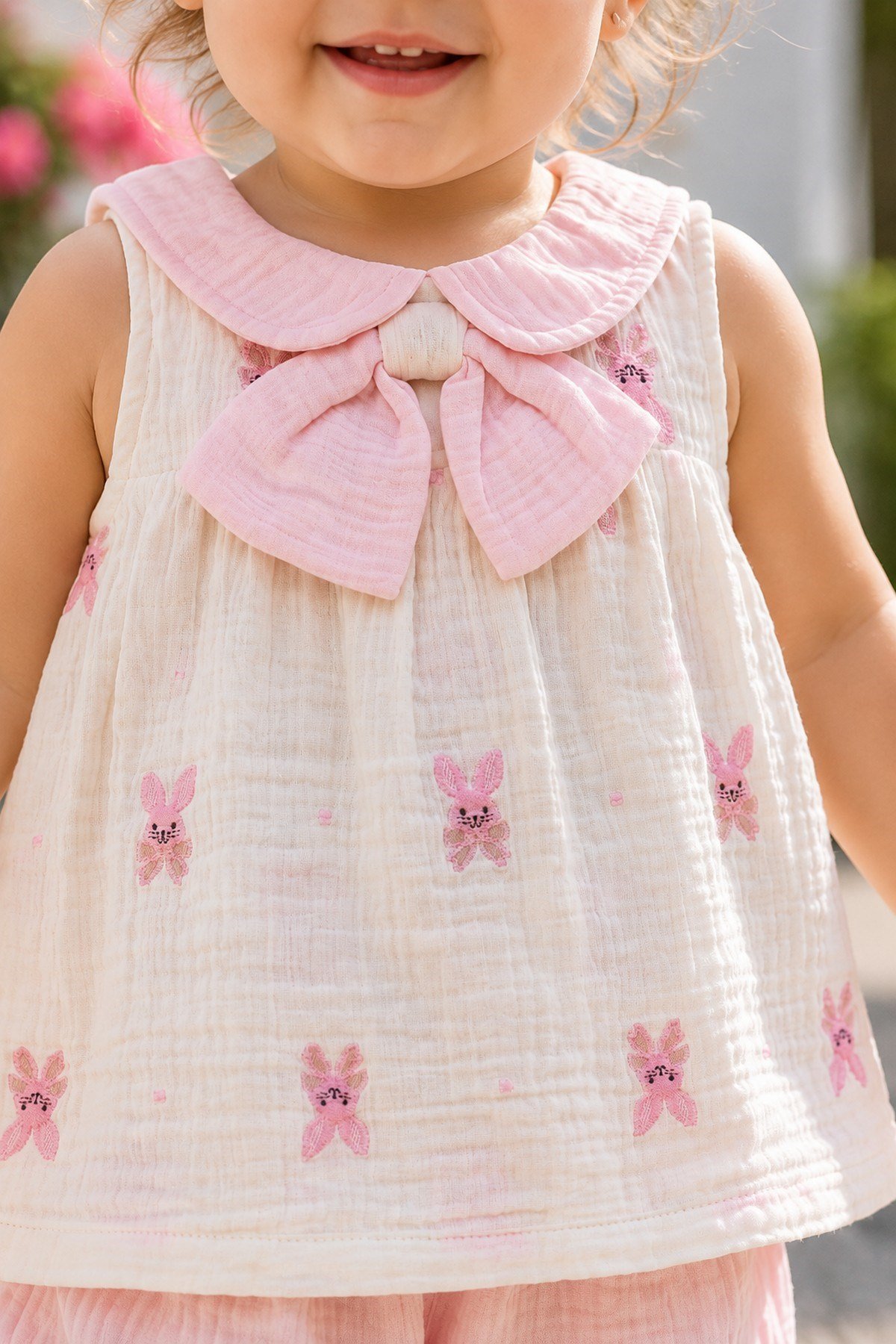 Kız Bebek Yazlık Müslin Takım Fiyonklu Tavşan Desenli Bebe Yaka Kolsuz 2li Alt Üst 3-6-9-12-18-24ay