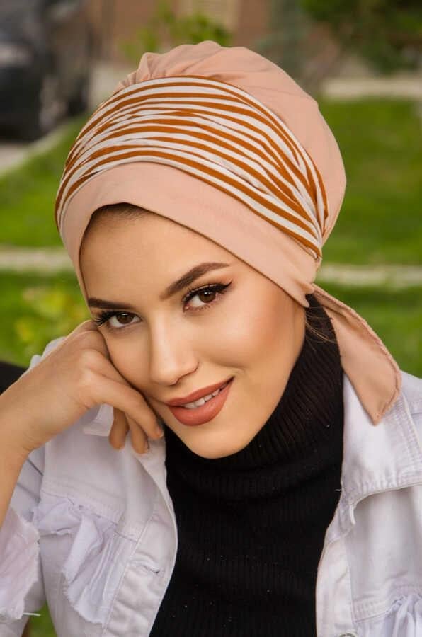 Bej Çizgi Desen Bantlı Bone