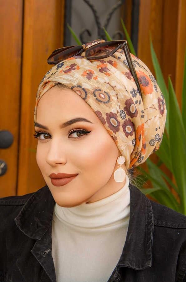 Bej Kahve Çiçekli Çapraz Bantlı Dolgulu Bone