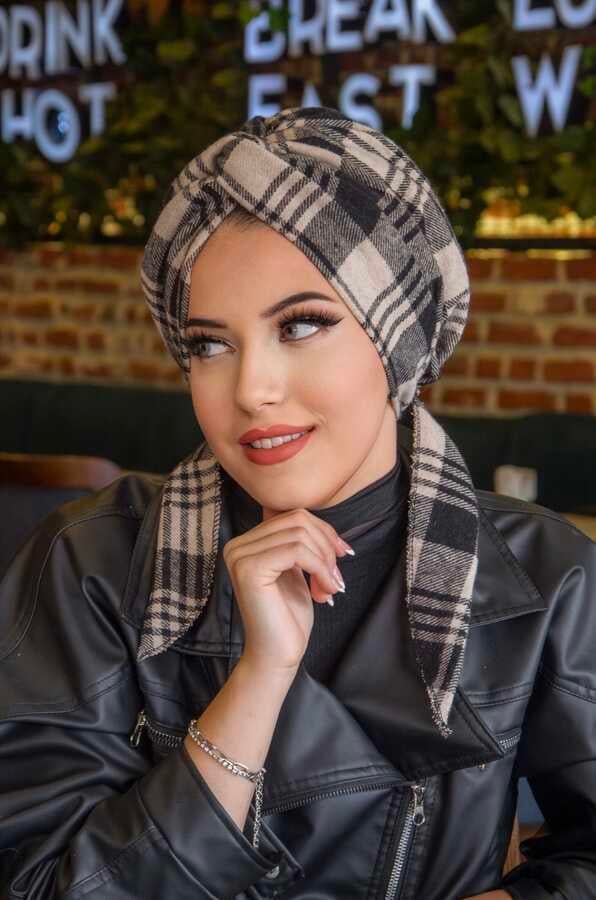 Bej Siyah Ekose Bağcıklı Kışlık Burgu Bone