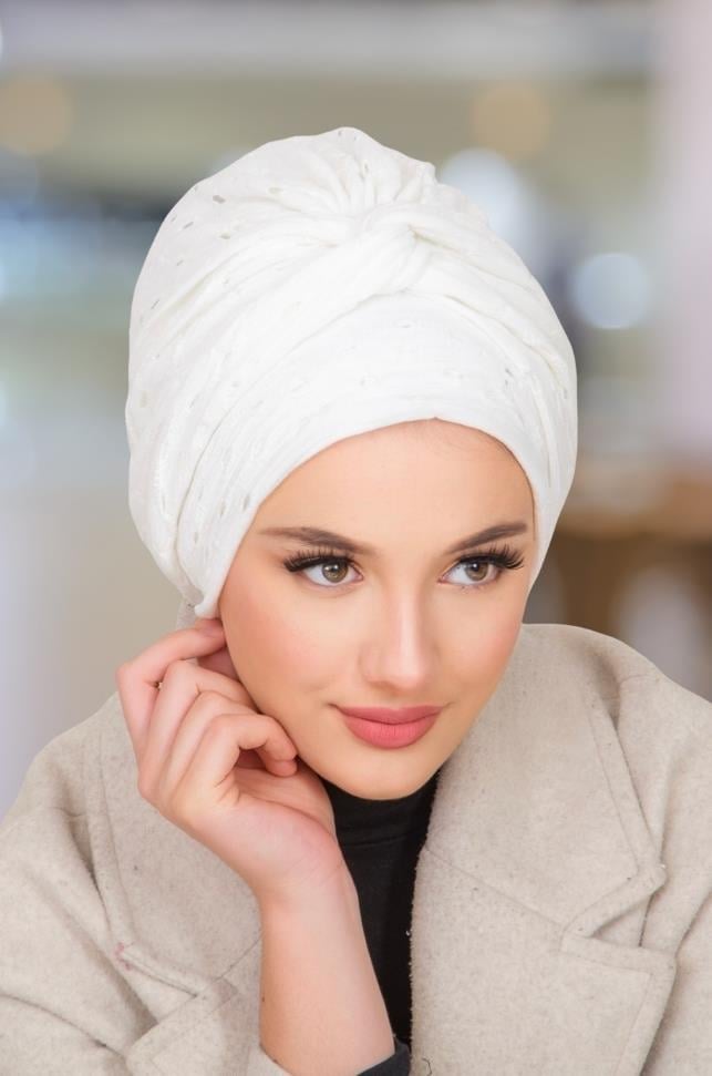 Beyaz Ajurlu Hazır Burgu Detaylı Bone