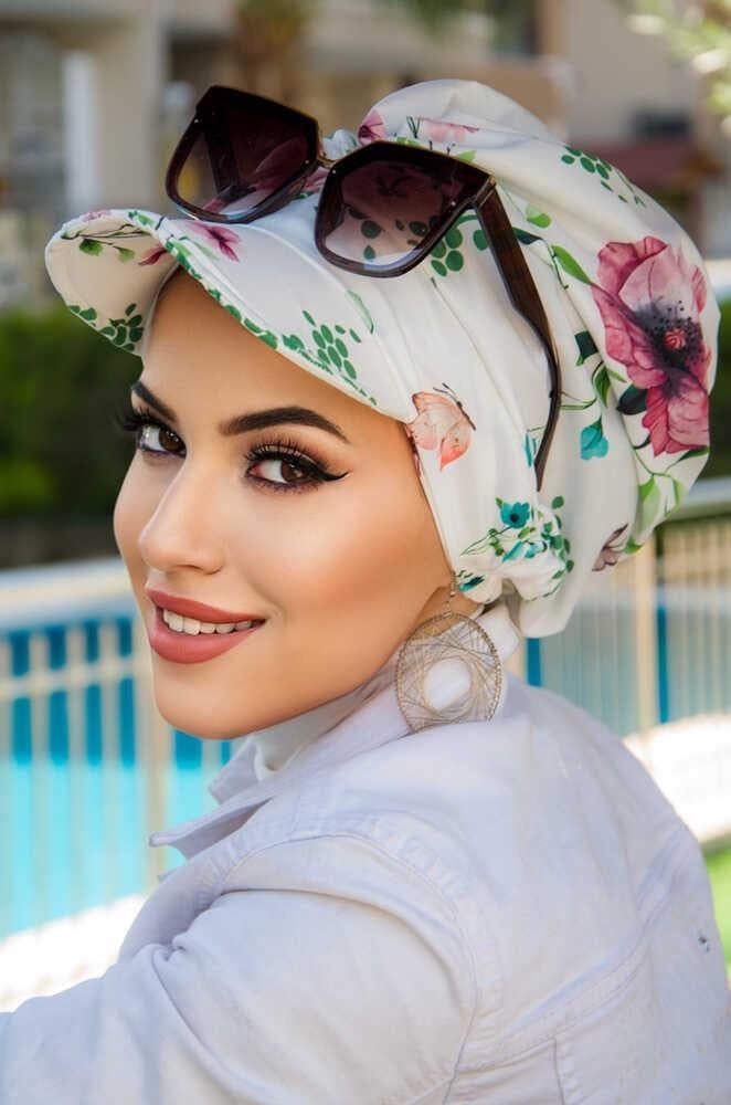 Beyaz Çiçek Desenli Şapka Bone