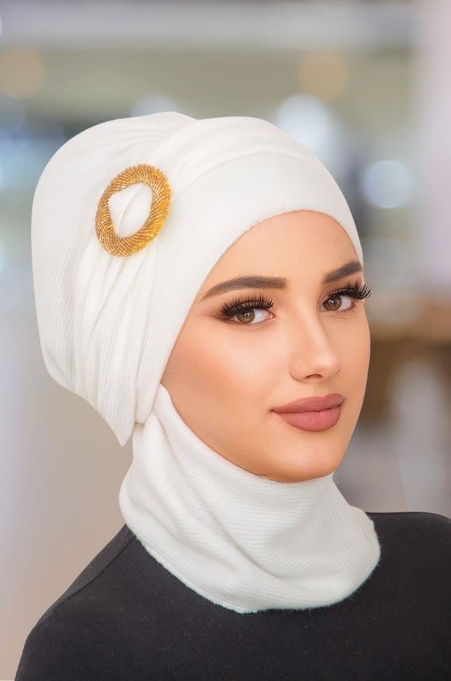 Beyaz Gold Tokalı Atkılı Bone