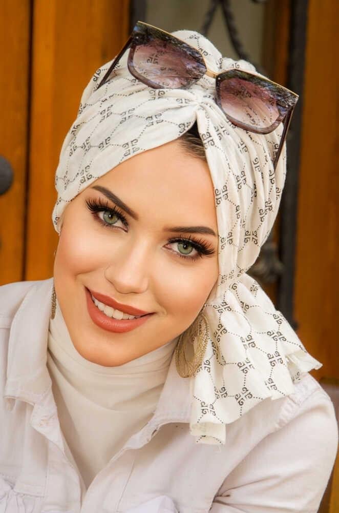 Beyaz Harf Desen Tokalı Bone