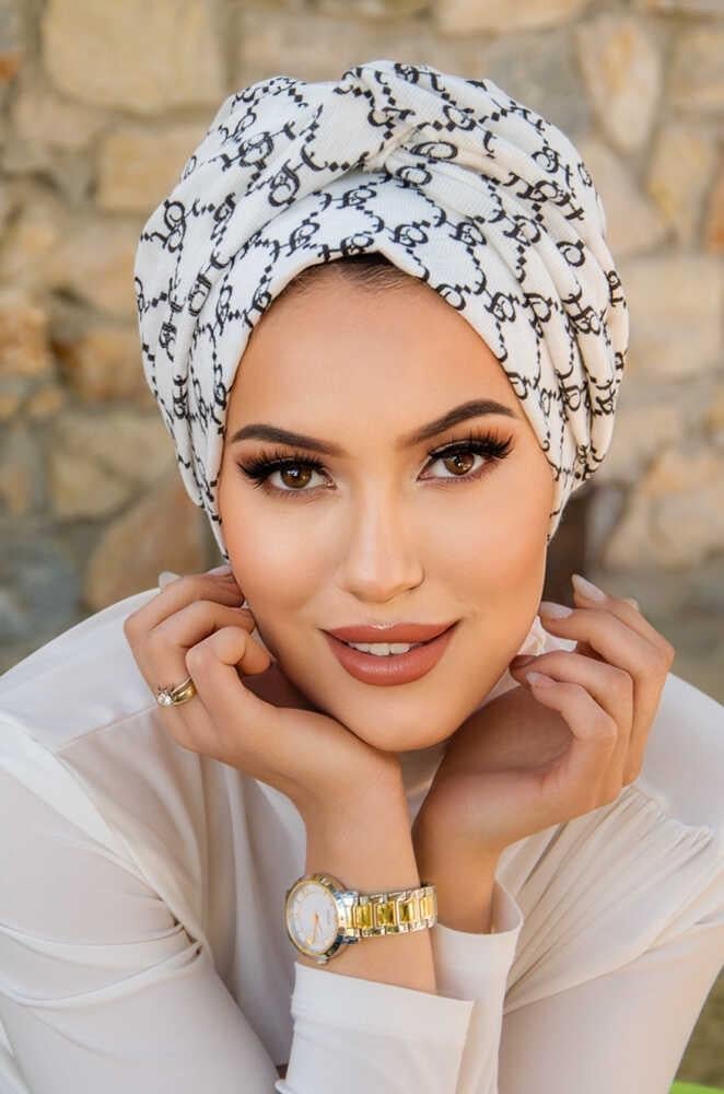 Beyaz Hat Desen Burgu Detaylı Bone