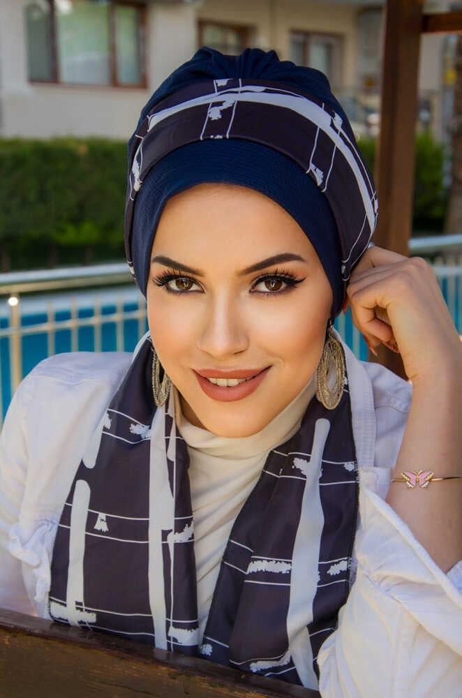 Beyaz Lacivert Geometrik Desen Fularlı Bone