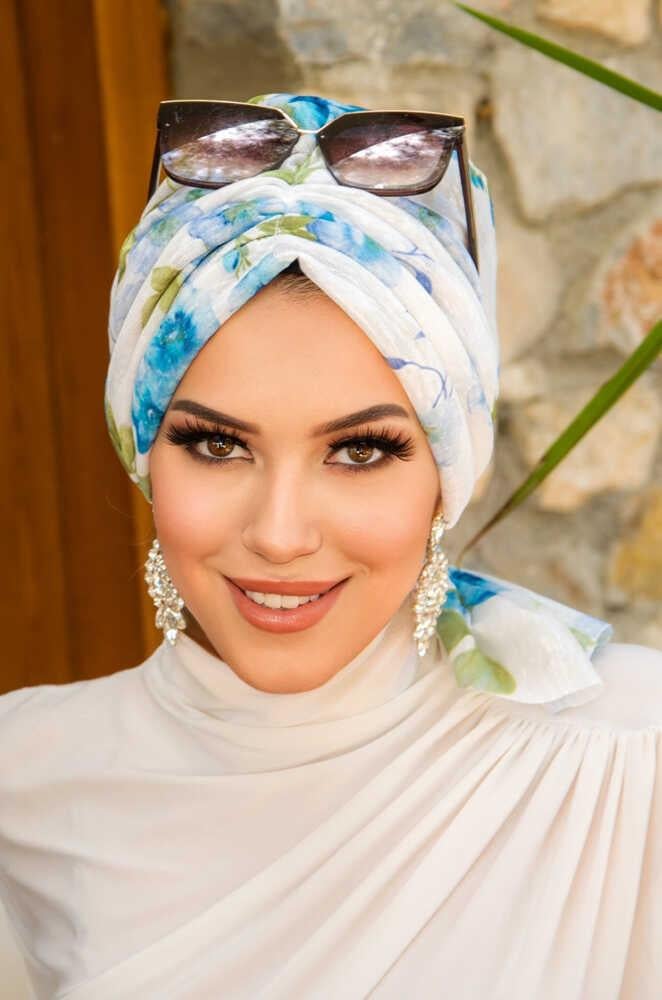 Beyaz Mavi Çiçekli Tokalı Bone