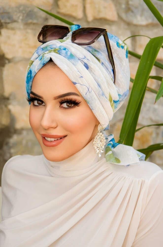 Beyaz Mavi Çiçekli Tokalı Bone