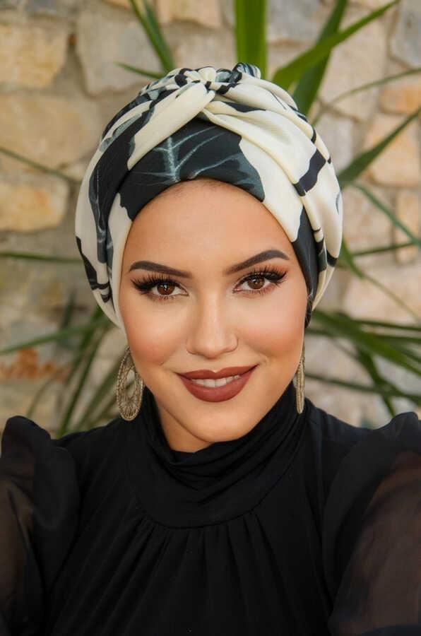 Gri Beyaz Yaprak Desen Burgu Detaylı Bone