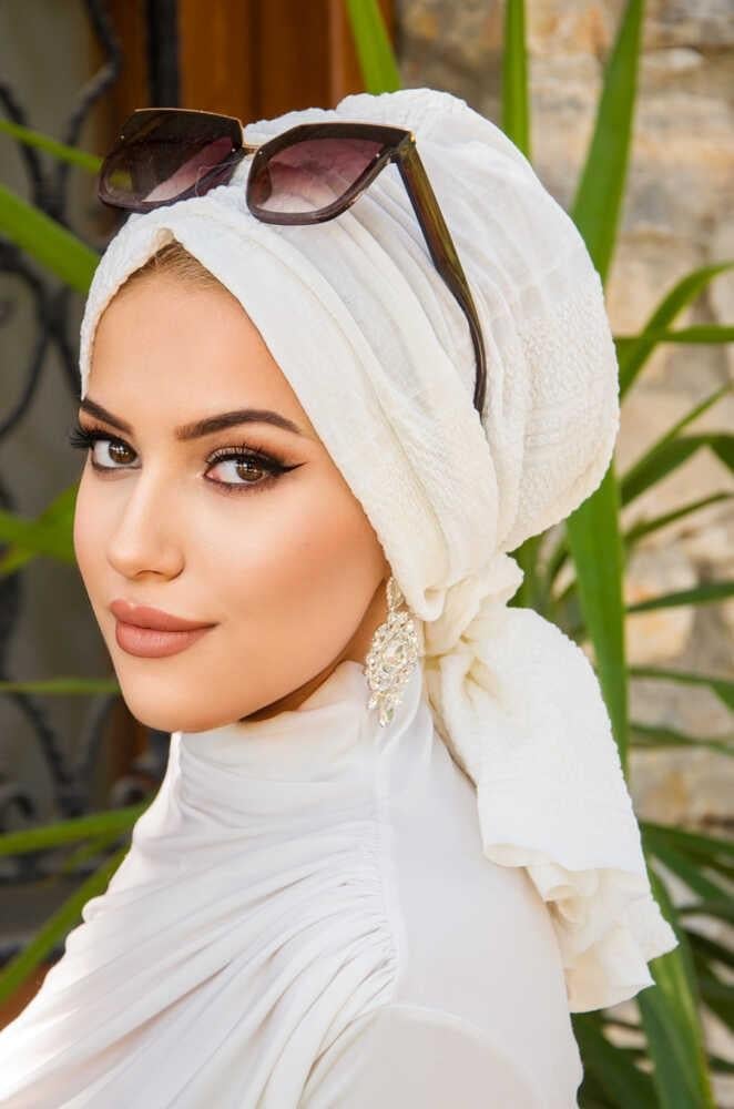 Kırık  Beyaz Tokalı Bone