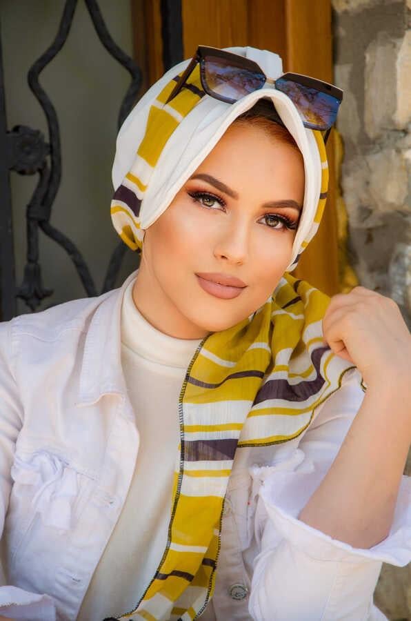 Kırık Beyaz Lacivert Çizgi Desen Fularlı Şapka