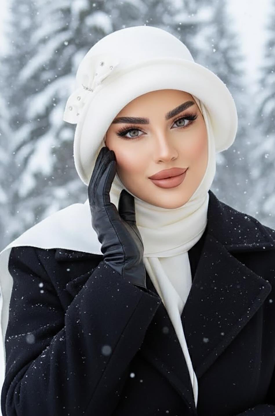 Kırık Beyaz Taşlı Aksesuarlı Vintage Şapka