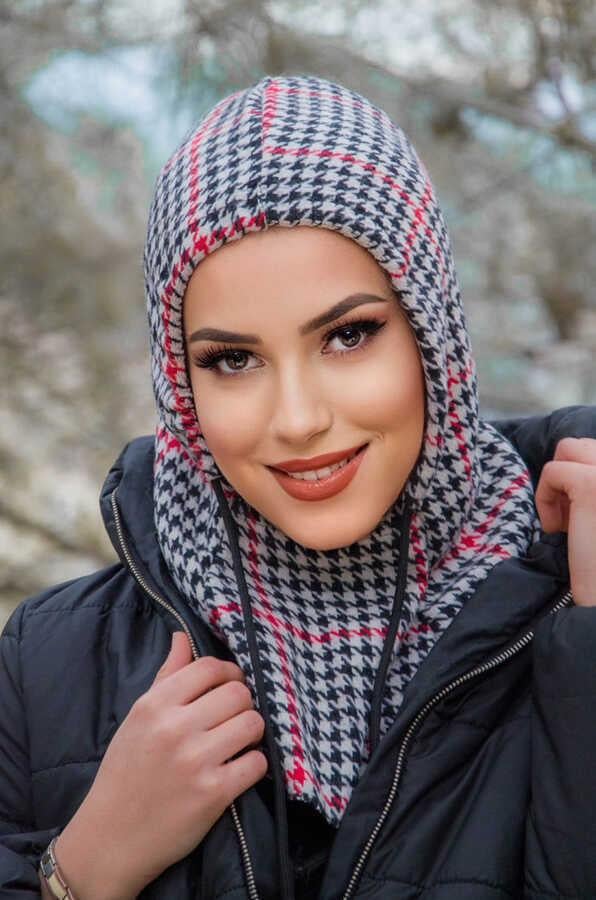 Kırmızı Kazayağı Bağcıklı Kapüşon Bone