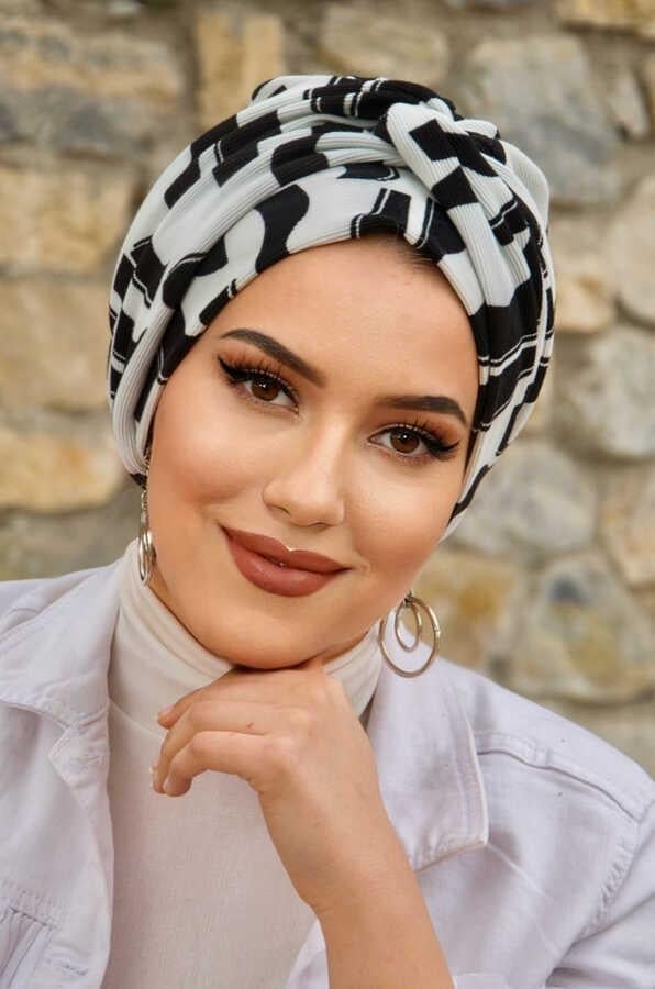 Siyah Beyaz Desenli Burgulu Bone