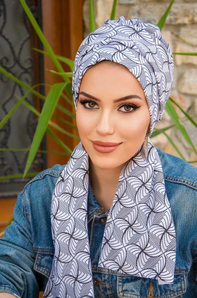 Siyah Beyaz Spiral Desenli Atkılı Bone