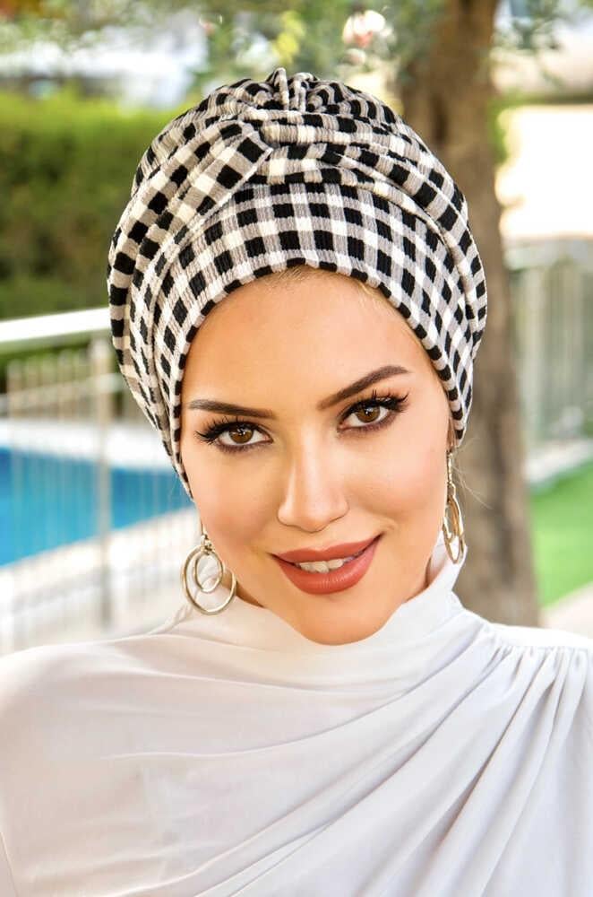 Siyah Ekose Burgu Detaylı Bone