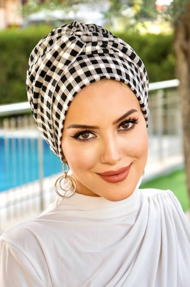 Siyah Ekose Burgu Detaylı Bone