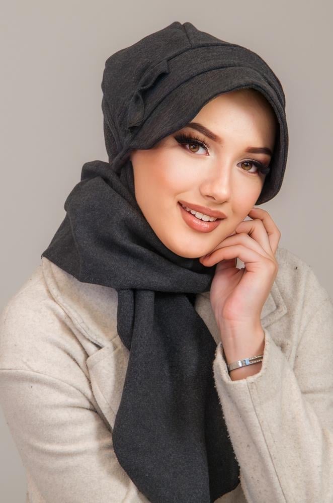 Siyah Payet Aksesuarlı Tesettür Şapka