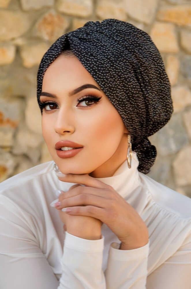 Siyah Puantiyeli Tokalı Bone