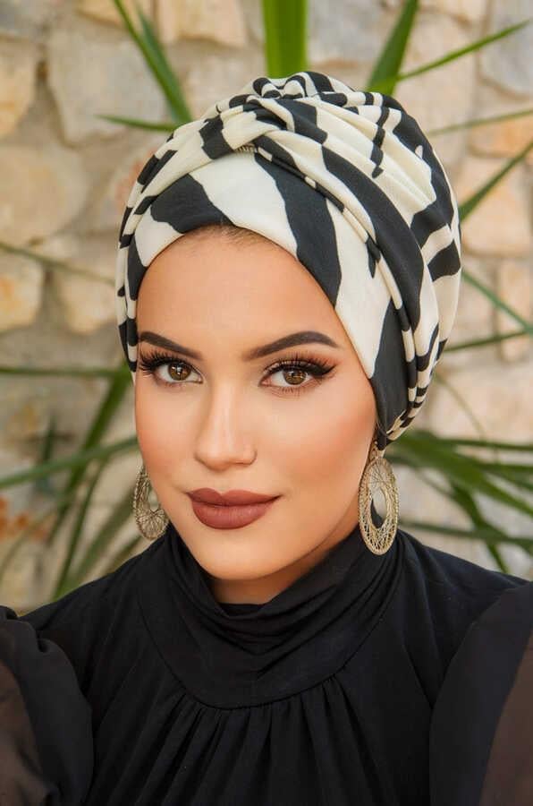 Siyah Zebra Desen Burgu Detaylı Bone