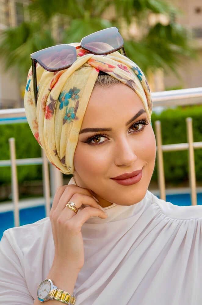 Uçuk Sarı Çiçek Desenli Burgu Bone