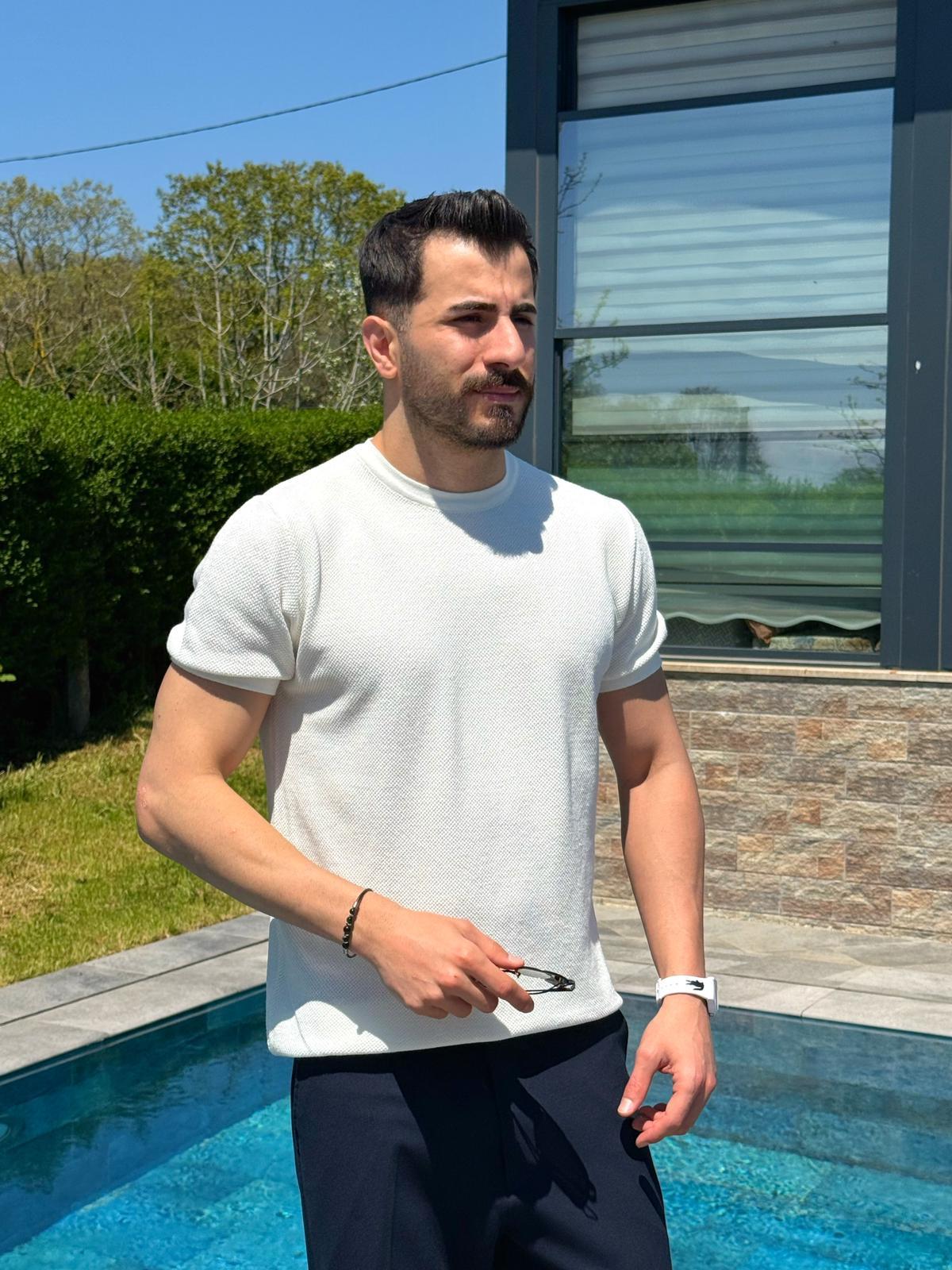 Beyaz İnce Dokulu Yazlık Tam Kalıp Pamuklu Triko T-Shirt