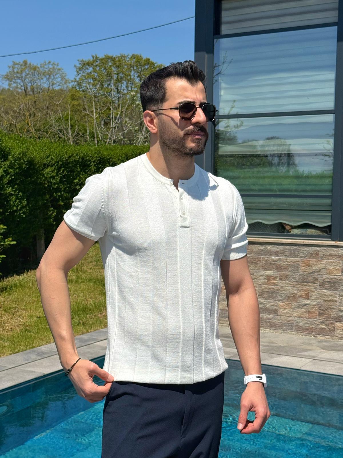 Beyaz Kalın Çizgili Hakim Yaka Pamuklu Triko T-Shirt